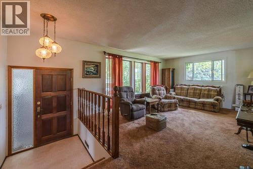 294 Road 18 Road, Oliver, BC - Indoor Photo Showing Living Room
