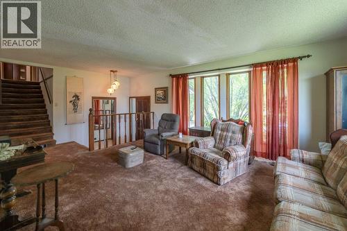 294 Road 18 Road, Oliver, BC - Indoor Photo Showing Living Room