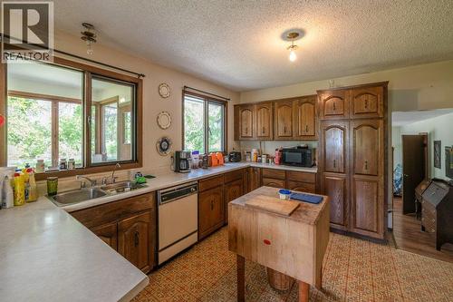 294 Road 18 Road, Oliver, BC - Indoor Photo Showing Kitchen With Double Sink