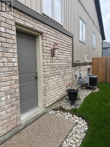 Seperate entrance - 9285 Eagle Ridge Drive N, Niagara Falls (Forestview), ON - Outdoor With Exterior