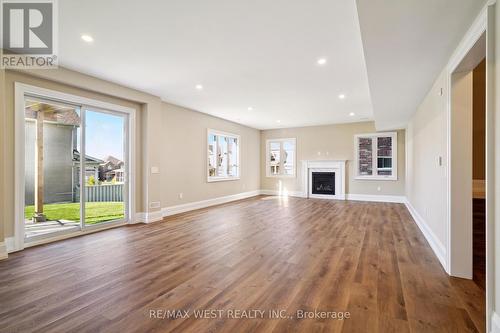 29 W Dykie Court, Bradford West Gwillimbury, ON - Indoor Photo Showing Living Room With Fireplace