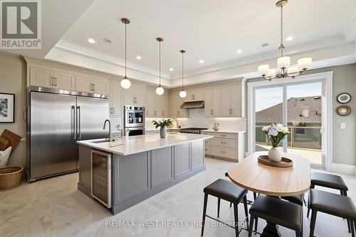 29 W Dykie Court, Bradford West Gwillimbury, ON - Indoor Photo Showing Kitchen With Upgraded Kitchen