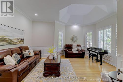 1591 Hampshire Crescent, Mississauga, ON - Indoor Photo Showing Living Room