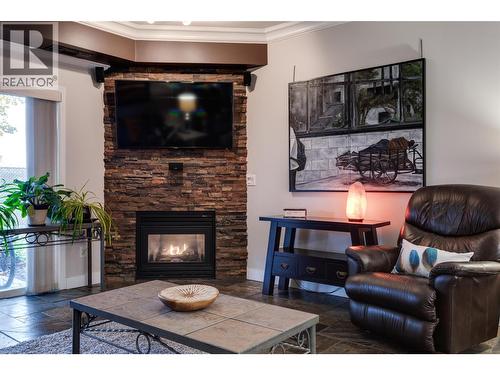 2300 Benvoulin Road Unit# 103, Kelowna, BC - Indoor Photo Showing Living Room With Fireplace