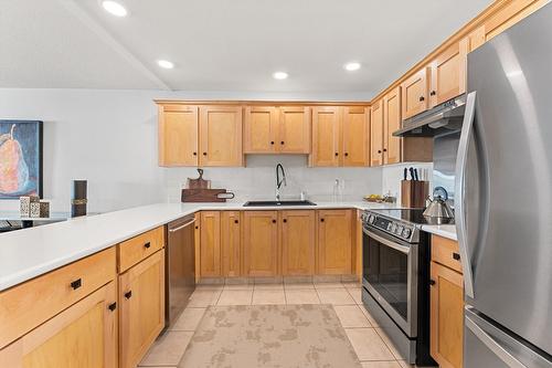 202-2900 Abbott Street, Kelowna, BC - Indoor Photo Showing Kitchen