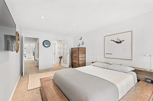 202-2900 Abbott Street, Kelowna, BC - Indoor Photo Showing Bedroom