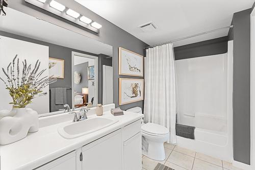 202-2900 Abbott Street, Kelowna, BC - Indoor Photo Showing Bathroom