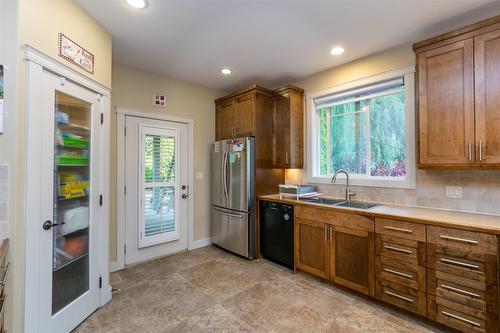 36-1581 20 Street, Salmon Arm, BC - Indoor Photo Showing Kitchen With Double Sink