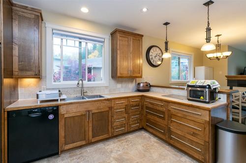 36-1581 20 Street, Salmon Arm, BC - Indoor Photo Showing Kitchen With Double Sink