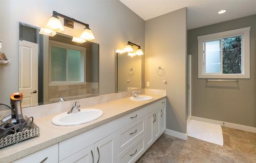 36-1581 20 Street, Salmon Arm, BC - Indoor Photo Showing Bathroom
