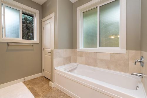 36-1581 20 Street, Salmon Arm, BC - Indoor Photo Showing Bathroom