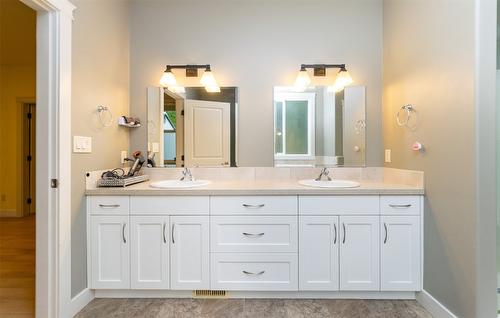 36-1581 20 Street, Salmon Arm, BC - Indoor Photo Showing Bathroom