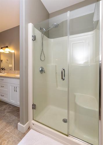 36-1581 20 Street, Salmon Arm, BC - Indoor Photo Showing Bathroom