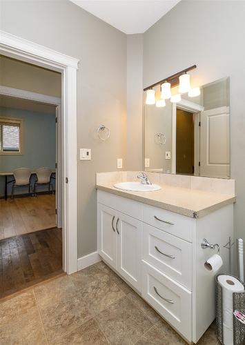 36-1581 20 Street, Salmon Arm, BC - Indoor Photo Showing Bathroom