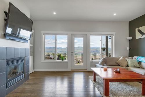 29-1040 Mt.Revelstoke Place, Vernon, BC - Indoor Photo Showing Living Room With Fireplace