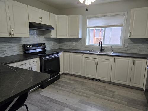 1305A 2Nd Avenue, Cranbrook, BC - Indoor Photo Showing Kitchen With Double Sink With Upgraded Kitchen