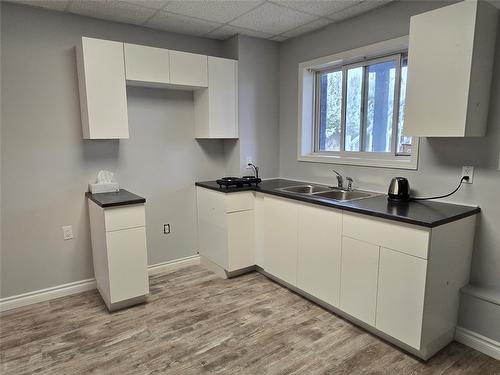 1305A 2Nd Avenue, Cranbrook, BC - Indoor Photo Showing Kitchen With Double Sink