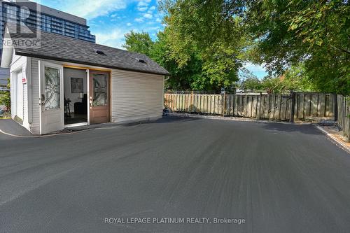 37 Dundas Street W, Mississauga, ON 