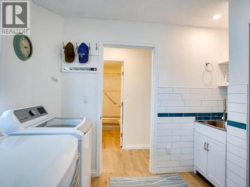 4750 Redonda Ave, Powell River, BC - Indoor Photo Showing Laundry Room