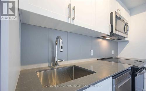 681 Yong Street, Barrie, ON - Indoor Photo Showing Kitchen