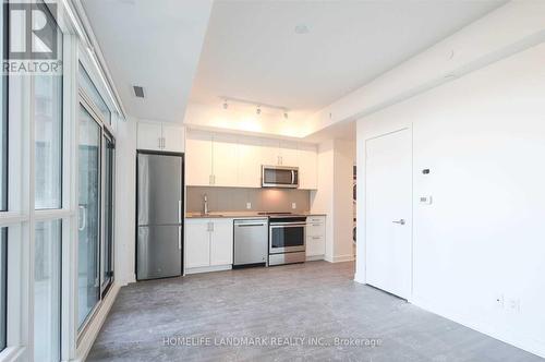 681 Yong Street, Barrie, ON - Indoor Photo Showing Kitchen With Stainless Steel Kitchen