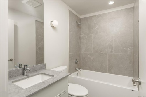 210-629 Speed Ave, Victoria, BC - Indoor Photo Showing Bathroom