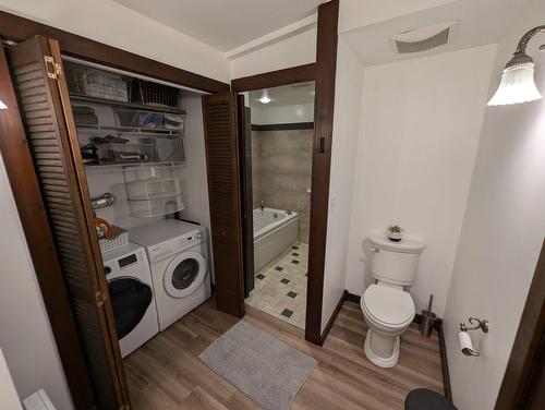 Salle de bains - 18A Av. Du Golf, Pointe-Claire, QC - Indoor Photo Showing Laundry Room