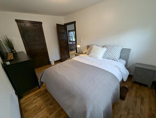 Chambre à coucher - 18A Av. Du Golf, Pointe-Claire, QC - Indoor Photo Showing Bedroom