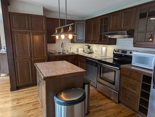 Cuisine - 18A Av. Du Golf, Pointe-Claire, QC - Indoor Photo Showing Kitchen With Double Sink