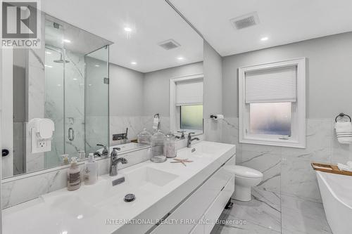 4 pce Bathroom with separate shower and soaker tub - 1049 Indian Road, Mississauga, ON - Indoor Photo Showing Bathroom
