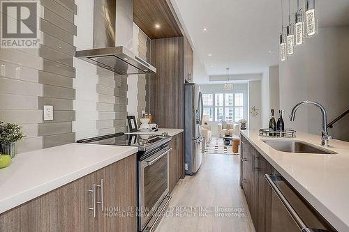 25 Sydney Circle, Vaughan, ON - Indoor Photo Showing Kitchen With Upgraded Kitchen