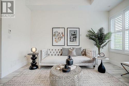 25 Sydney Circle, Vaughan, ON - Indoor Photo Showing Living Room