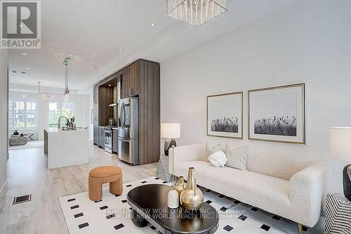 25 Sydney Circle, Vaughan, ON - Indoor Photo Showing Living Room