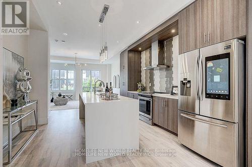 25 Sydney Circle, Vaughan, ON - Indoor Photo Showing Kitchen With Upgraded Kitchen