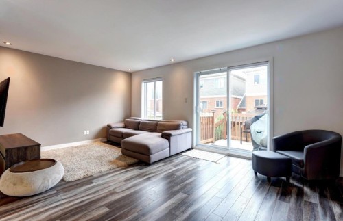 Salon - 2520 Av. De La Gare, Mascouche, QC - Indoor Photo Showing Living Room