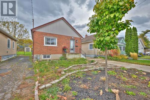 Move-in ready, flexible closing - 10 Fairburn Avenue, St. Catharines (Burleigh Hill), ON - Outdoor