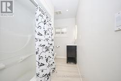 Modern 4pc bathroom - 