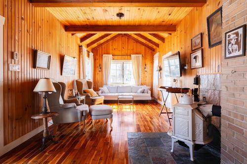 Salon - 9 Av. Chassé, Kamouraska, QC - Indoor