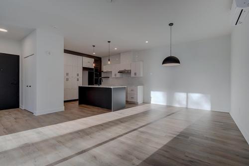 Salon - 304-2010 Rue De Chambly, Saint-Bruno-De-Montarville, QC - Indoor Photo Showing Kitchen