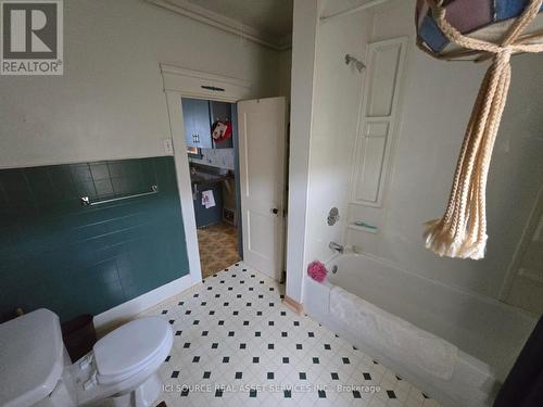 52 Boullee Street, London East, ON - Indoor Photo Showing Bathroom