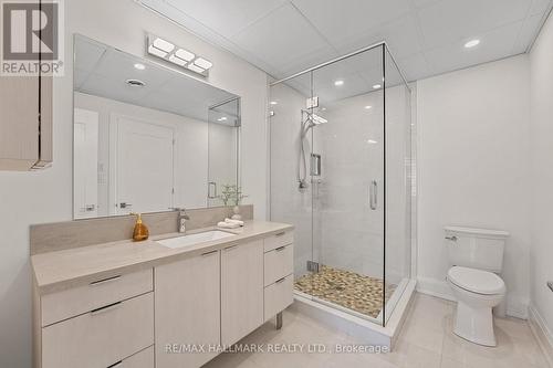 Four-piece bath on second floor. - 129 High Street W, Mississauga, ON - Indoor Photo Showing Bathroom