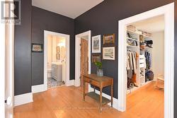 Dark walls are now a more neutral beige - 