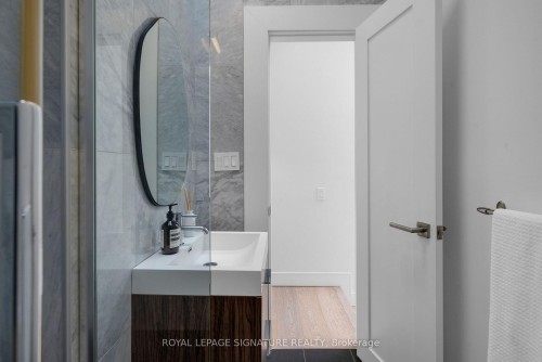 209-676 Richmond Street W, Toronto, ON - Indoor Photo Showing Bathroom