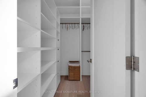 209-676 Richmond Street W, Toronto, ON - Indoor With Storage