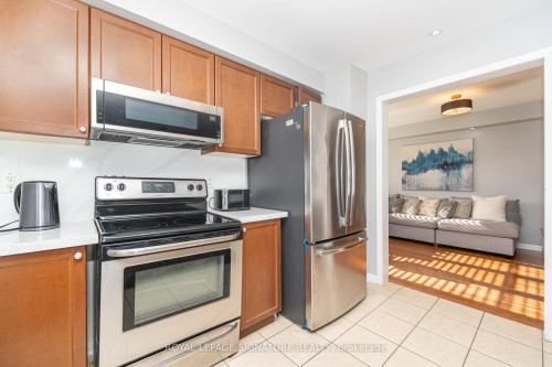 6 Baby Pointe Trail, Brampton, ON - Indoor Photo Showing Kitchen