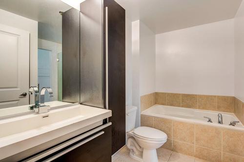 Bathroom - 708-651 Rue De La Montagne, Montréal (Ville-Marie), QC - Indoor Photo Showing Bathroom