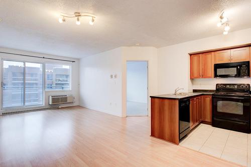 Dining room - 708-651 Rue De La Montagne, Montréal (Ville-Marie), QC - Indoor Photo Showing Kitchen With Double Sink