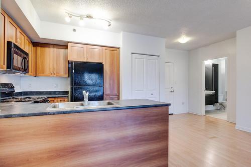 Kitchen - 708-651 Rue De La Montagne, Montréal (Ville-Marie), QC - Indoor Photo Showing Kitchen With Double Sink