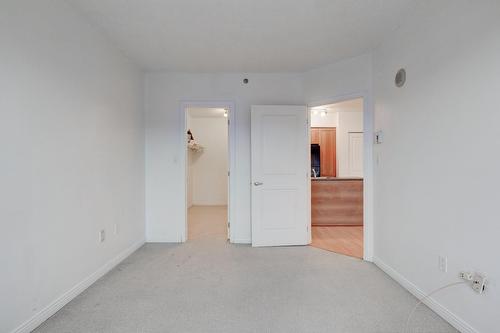 Primary bedroom - 708-651 Rue De La Montagne, Montréal (Ville-Marie), QC - Indoor Photo Showing Other Room