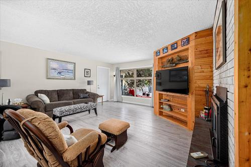 515 Philpott Road, Okanagan Falls, BC - Indoor Photo Showing Living Room